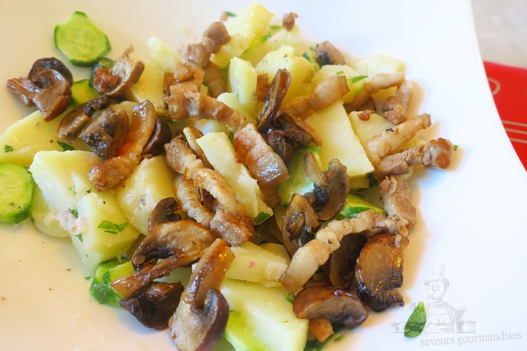 Salade de pommes de terre aux champignons, lardons et concombres 1